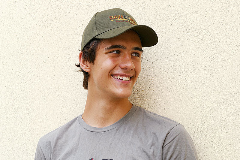 Man trägt Venter Tours-Safari Cap mit verstärkter Front in olivegrün