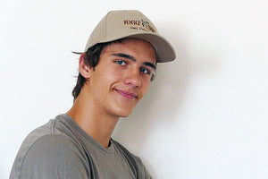 Man trägt Venter Tours-Safari Cap mit verstärkter Front in beige