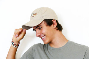 Man trägt Venter Tours-Safari Cap "Dad Hat" in beige