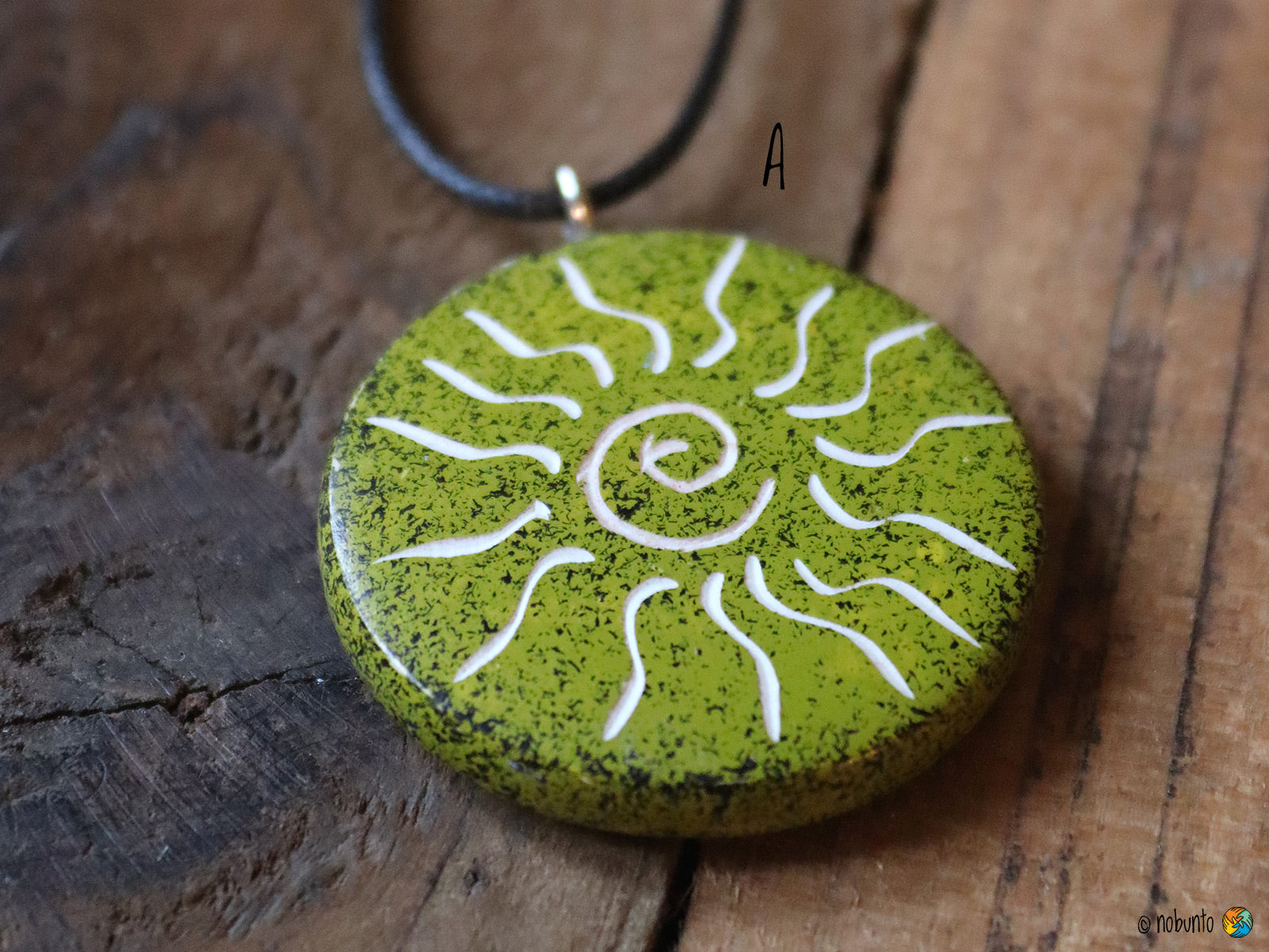 Kettenanhänger aus Speckstein in limonengrün, mit Sonnenmotiv